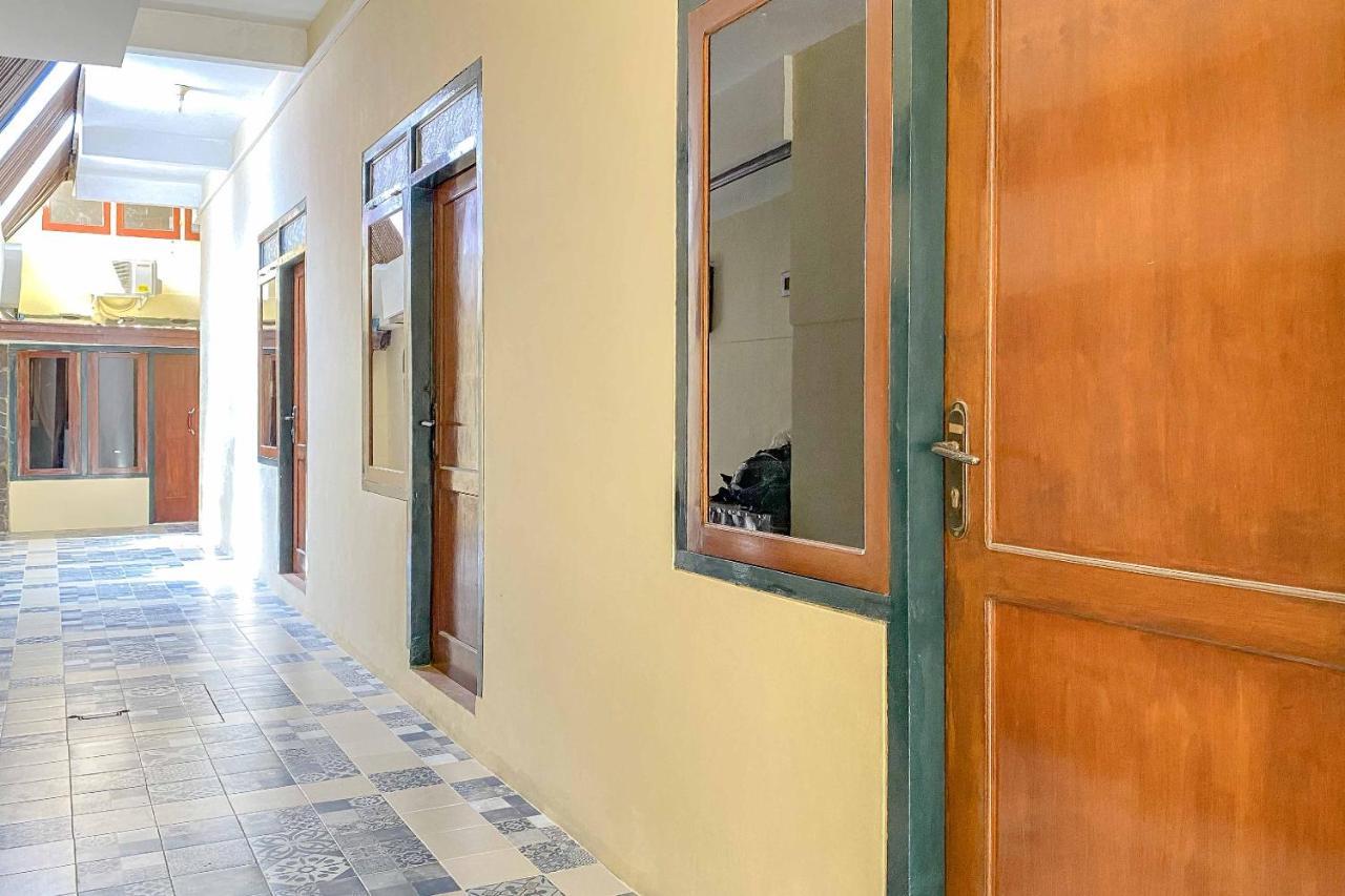 Tini'S Guest House Malang Mitra Reddoorz Bagian luar foto